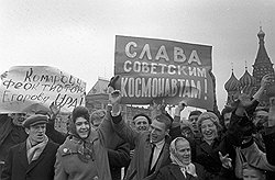 Москвичи на Красной площади в день запуска на орбиту космического корабля "Восход" с космонавтами Владимиром Комаровым, Константином Феоктистовым и Борисом Егоровым 