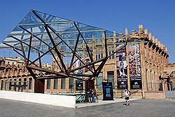 Барселона. Стекло и металл гармонируют со старинными зданиями