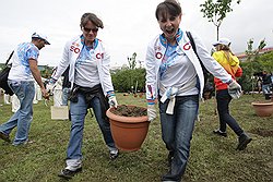 Ирина Слуцкая легко справилась со всеми садовыми работами