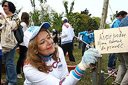 Ирина Алферова тщательно подошла к садовым работам
