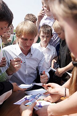 Послы "Сочи 2014" активно вовлечены в Программу олимпийского образования. На фото — олимпиец Иван Скобрев