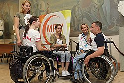 Волонтеры "Сочи 2014" учатся помогать паралимпийцам