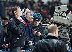 Трансляции большинства матчей КХЛ ведутся с помощью современного и очень дорогостоящего оборудования