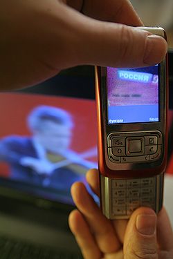 В 2004 году компания "Соник-Дуо" (сейчас — "МегаФон") впервые в России наладила передачу на мобильный телефон телесигнала. Некоторые аппараты могли принимать видеоизображение в реальном времени 