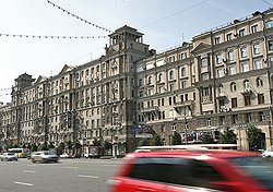 В доме 26 по Кутузовскому проспекту давно и не слишком удачно продается "брежневская" квартира