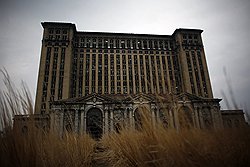 Сегодня Детройт, историческая столица американской автомобильной промышленности, один из самых неблагополучных и опасных городов США  