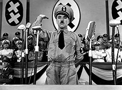 "Великий диктатор" (1940) Чарли Чаплина: великий комик ввел моду на акцент и дефекты речи, с тех пор враги Америки трудолюбиво картавят и шепелявят  