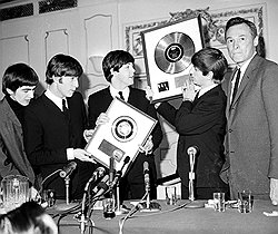 The Beatles презентовали в Plaza свои диски, но уносили из отеля вешалки  