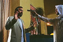 Представители авторитарных режимов в "Сириане" (2005) Стивена Гэгана неминуемо капитулируют перед Америкой  