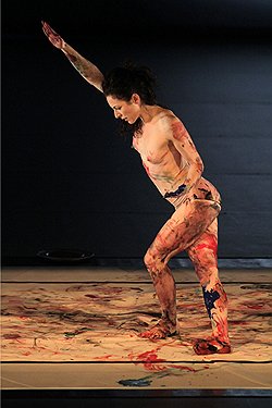 Танцовщики Shen Wei Dance Arts рисуют своими телами