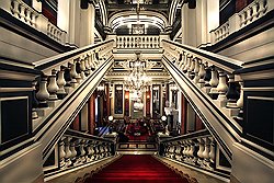 Мраморная лестница Saint James ведет к 18 номерам и 30 suites 