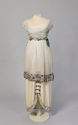 Два платья Paul Poiret, представленные на выставке в Кремле, 1913