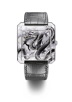 Мужская модель XXL Miss Protocol из коллекции Piaget Dragon & Phoenix имеет корпус из белого золота, на котором нашли место две техники эмали, гильоше, а также гравировки. Премьерная модель этих лимитированных часов была приобретена в Пекине неизвестным китайским коллекционером непосредственно в процессе ужина, посвященного запуску коллекции  