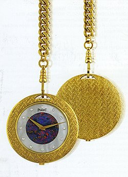 Часы на подвеске Piaget, золото, бриллианты, эмаль, перламутр, опал, 1975 