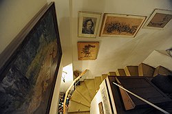 "Лестничное" пространство можно использовать в качестве картинной галереи  