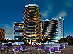 В винном погребе нового отеля The St Regis Bal Harbour Resort собрана одна из самых больших в Южной Флориде коллекций вин, насчитывающая 2500 бутылок