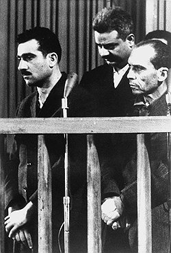 Эли Коэн (слева) на суде, 1965. Шпион, который не мог быть Бондом  