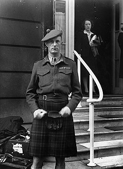 Сэр Фитцрой Маклин, 1943. Именно его британцы считали "настоящим Бондом"  