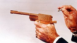 Золотой пистолет и золотая пуля — из серии "Человек с золотым пистолетом", 1974  