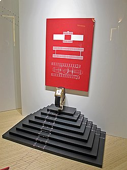 Tank de Cartier на протяжении всего XX века выпускался во многих версиях: винтажный Tank начала 1970-х годов  