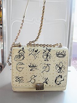 Lancel Daligramme, версия 2012 года: каждая сумка линии имеет отметку Gala—Salvador Dali Foundation