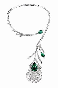 Линия Artisan du Reve — первая работа для Boucheron нового дизайнера Клэр Шуазне. Горный хрусталь и стилистика ар-нуво соседствуют с классическими материалами и историческими идеями дома. Колье фирменной формы "знак вопроса", предложенной самим Фредериком Бушроном, и кольцо из белого золота, бриллиантов и колумбийских изумрудов
