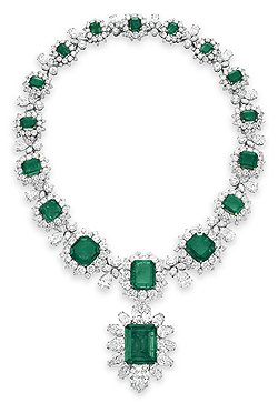 Bvlgari, бриллиантовое колье с 16 изумрудами из коллекции Элизабет Тейлор; продано на Christie`s в декабре 2011 года за $6,13 млн при эстимейте в $1-1,5 млн