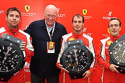 Жан-Клод Бивер (второй слева), глава Hublot, в 2011 году заключил контракт с "конюшней" Ferrari. В 2012 году в Hublot выпустили модель Big Bang Ferrari Magic Gold (в центре). Это уже не первые "автомобильные" часы марки: в 2010-м была показана модель Ayrton Senna King Power Chronograph (слева). Классическими часами, сделанными для команды Ferrari, сегодня считаются часы Girard-Perregaux pour Ferrari, 1994  