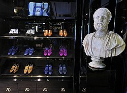 Магазин Angello Galasso на улице Большая Дмитровка похож на музей необычных вещей: здесь есть даже мраморный бюст, которым гордится сам хозяин 