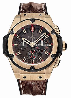 Art of fusion Продолжая традицию часов King Power, часовая мануфактура Hublot представила новую лимитированную модель Arturo Fuente. Эти часы созданы в честь 100-летнего юбилея сигарной компании Arturo Fuente Cigar, выпускающей одни из самых редких и дорогих сигар в мире — Fuente Fuente Opus X. Часы Hublot King Power Arturo Fuente выпущены в двух лимитированных изданиях: 100 часов в золотом корпусе и 200 — в керамике. Каждый из экземпляров поставляется в эксклюзивном хьюмидоре из эбенового дерева и углеволокна в комплекте с сетом лимитированных сигар Arturo Fuente, украшенных двойным бантом.