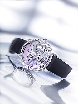 Jaeger-LeCoultre, Rendez-Vous, 2012: модель Rendez-Vous Wild Rose демонстрирует технику "инкрустация перламутром". Тонкие пластинки разных оттенков (белого, розового, фиолетового) собраны в полотно с изображением розы. Корпус из белого золота дополнен белыми бриллиантами, внутри часов установлен мануфактурный механизм 8989B