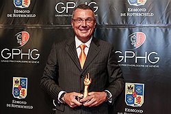 Жан-Кристоф Бабен (на фото), президент TAG Heuer, получил приз "Золотая стрелка" из рук победителя 2011 года Стивена Форсея из Greubel Forsay 