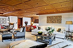 Интерьеры Alpina Gstaad скопированы с интерьеров классического альпийского шале