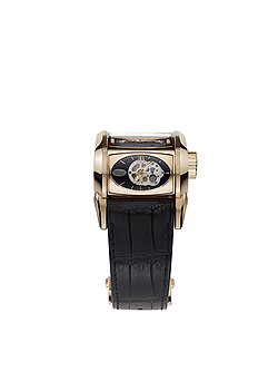 Parmigiani, Bugatti Super Sport Rose Gold, 2013: сложные механические коллекционные часы, созданные в честь самого быстрого "гражданского" болида в мире — Bugatti Veyron 16.4 Super Sport. Корпус, сделанный из розового золота, повторяет текучие формы знаменитого спортивного автомобиля. Внутри Bugatti Super Sport установлен механизм с ручным подзаводом Bugatti PF на 40 камнях, с двумя барабанами, балансовой частотой 21 600 полуколебаний в час и запасом хода на десять дней. Кожаный ремешок выполнен в доме Hermes