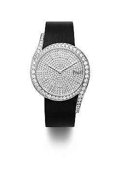 Piaget, Limelight Gala, 2013: часы с корпусом из белого золота диаметром 38 мм, корпус декорирован 62 бриллиантами общим весом 2,8 карата. Циферблат украшен 336 бриллиантами общим весом 1,7 карата. Застежка черного сатинового ремешка имеет паваж из 15 белых бриллиантов (0,1 карата). В часах Limelight Gala установлен кварцевый механизм Piaget 690P