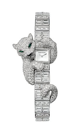 Cartier, Les Heures Fabuleuses, Bagette Panthere, 2013: корпус и браслет выполнены из белого золота, белые бриллианты в багетной огранке; фигура пантеры сделана из белого золота, белых бриллиантов, изумрудов и черного оникса. Внутри часов установлен калибр с механическим подзаводом 101 работы Jaeger-LeCoultre