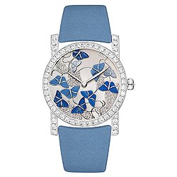 Chaumet, Attrape-moi, 2013:  часы с корпусом из белого золота (диаметр — 38 мм) и скульптурным циферблатом. Поверхность циферблата гильоширована, бабочки вырезаны из агата и перламутра, облака сделаны из белых бриллиантов  