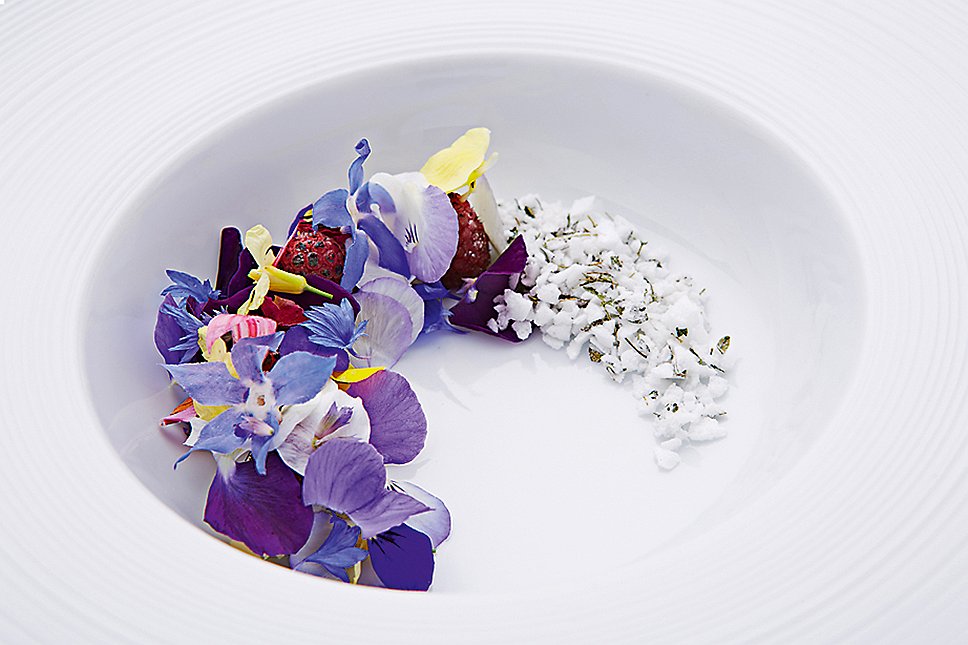 Фиалки — часть сезонной закуски в Geranium  