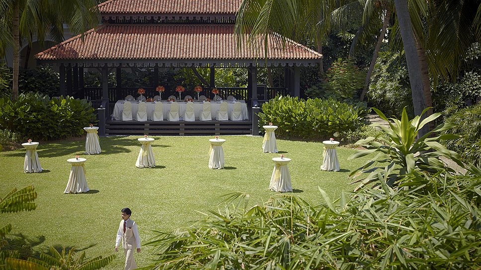 The Raffles Hotel стоит в старой пальмовой роще 
