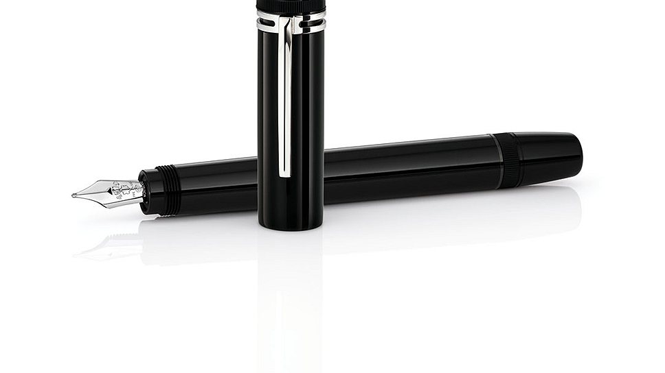 Montblanc, Heritage Collection 1912, 2013: линейка, представленная летом этого года, создана как оммаж оригинальной инновационной перьевой ручке Simplo Safety Filler, созданной в мастерских Montblanc в 1912 году. Современным специалистам немецкой марки удалось создать механизм, который позволяет одновременно контролировать процесс подачи пера и поршневое устройство заправки чернил, для активации которого достаточно просто потянуть за корпус. Корпус и колпачок Heritage Collection 1912 выполнены из черной смолы, украшены полированным клипом и кольцами с платиновым напылением. Перо ручной работы сделано из золота с родиевым напылением