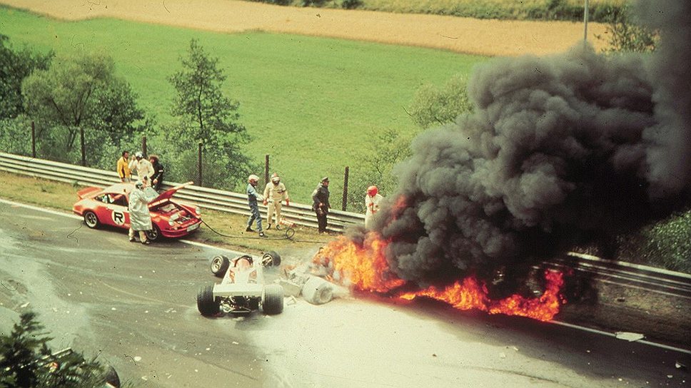Второй круг Гран-при Германии в Нюрбургринге, 1 августа 1976 года: Ferrari Ники Лауды выкинуло с трассы, машина сгорела, пилот оказался зажатым между обломками  