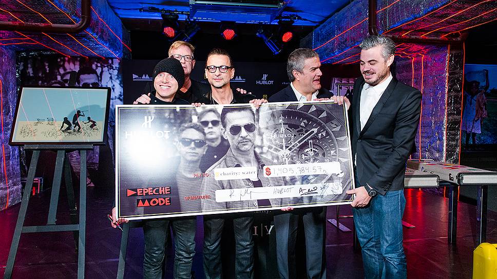 Аукционы Hublot и Depeche Mode в поддержку проекта Water собрали $1,4 млн (на фото — члены Depeche Mode Мартин Гор, Энди Флетчер, Дейв Ган, глава Hublot Рикардо Гваделупе, создатель Water Скотт Харрисон)
