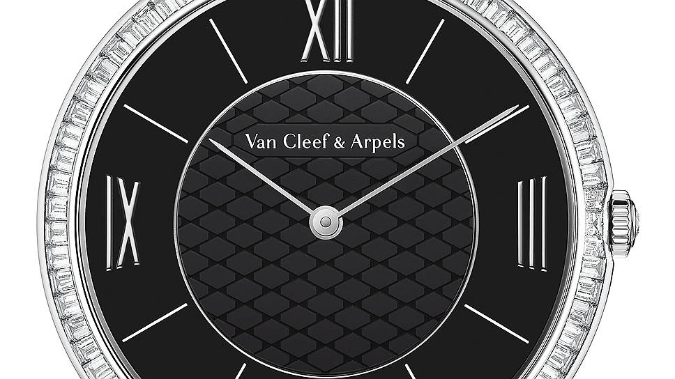 Van Cleef & Arpels, Pierre Arpels Platine, 2014: корпус из платины 38 мм в диаметре, украшенный по ободку белыми бриллиантами в круглой и багетной огранках, циферблат часов покрыт черным лаком. Механизм с ручным подзаводом