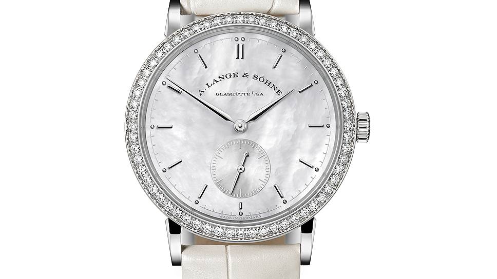 A. Lange & Sohne, Saxonia Mother of Pearl Dial & Diamond Set Bezel, 2014: корпус из белого золота диаметром 35 мм, 60 бриллиантов круглой огранки на его ободке, циферблат из перламутра, маленькая секундная стрелка, мануфактурный калибр L941.2