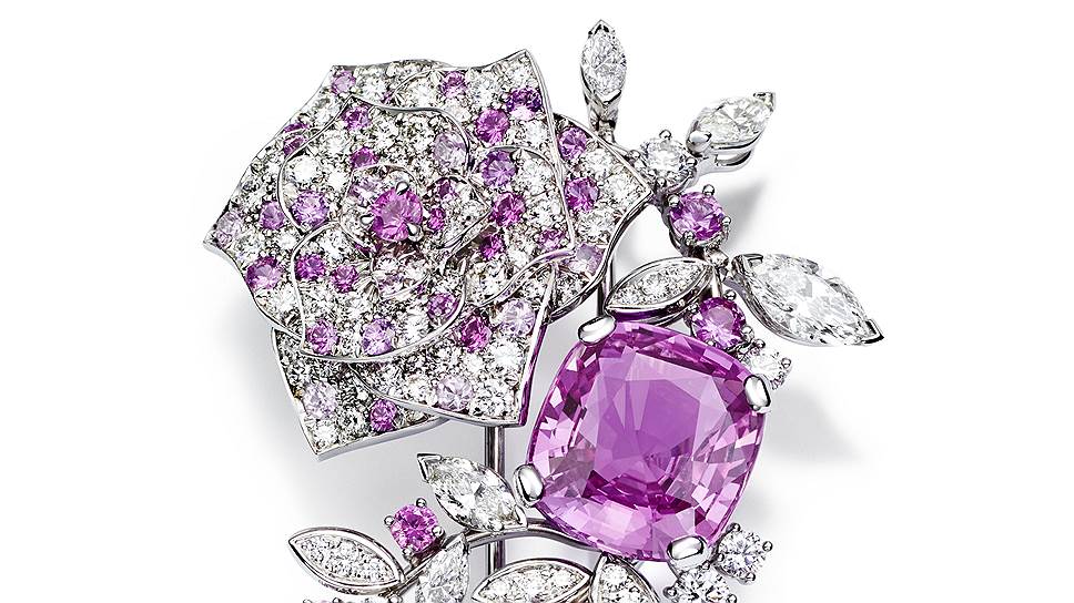 Брошь Rose Passion, золото, сапфиры, бриллианты, центральный сапфир огранки "подушка" весом 8,43 карата