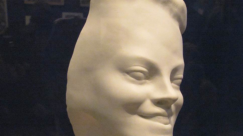 Антуан Бурдель (1861-1929). Портрет Жанны Авриль. Лиможская керамика, 1900