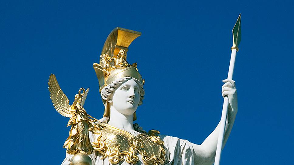 Статуя фонтана Афины Паллады напротив здания австрийского парламента в Вене  