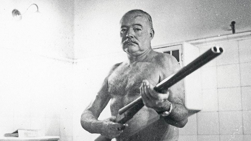 Писатель Эрнест Хемингуэй (1950-е годы)  