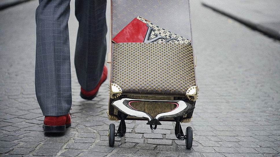 Сумка, созданная Кристианом Лубутеном в рамках проекта Louis Vuitton Celebrating Monogram: Icons and The Iconoclasts, заметным декоративным элементом которой стала монограмма Луи Вюиттона