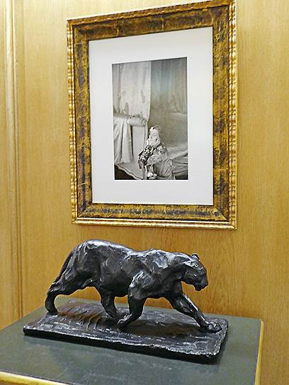 Скульптура "Пантера" в салоне "Пантера" в парижской штаб-квартире Cartier на rue de la Paix, 13  